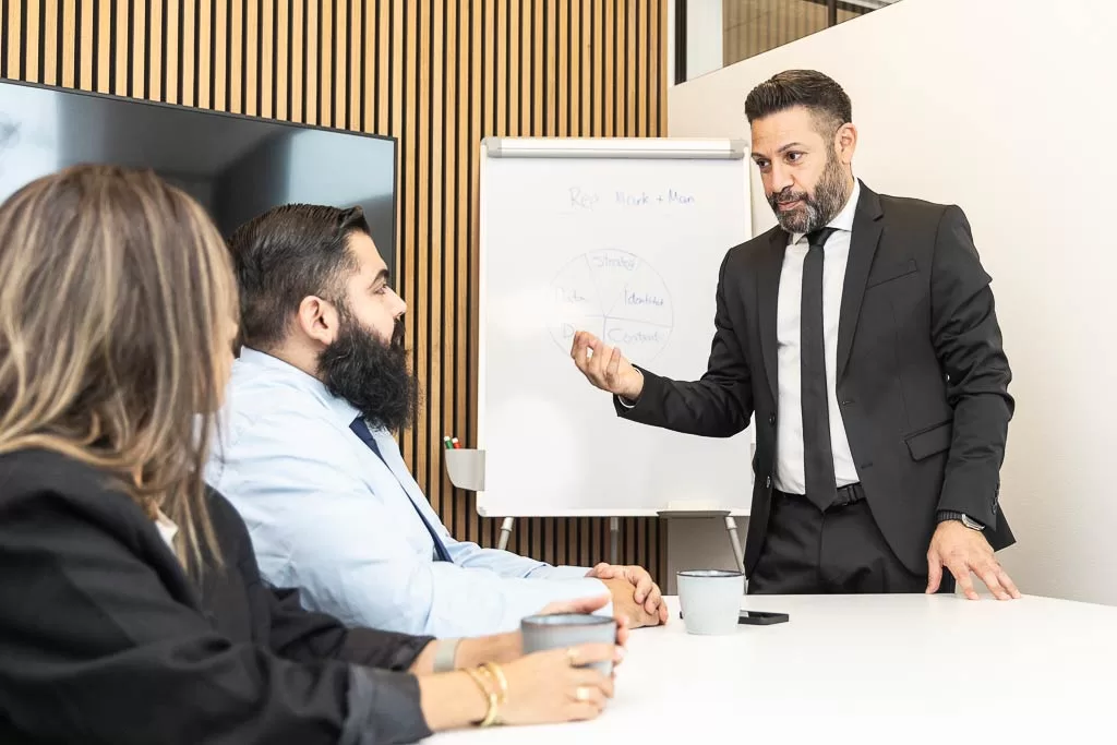 reputation specialist præsenterer for kunde