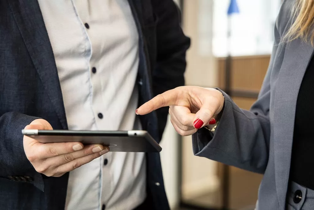 reputation specialister diskuterer sag
