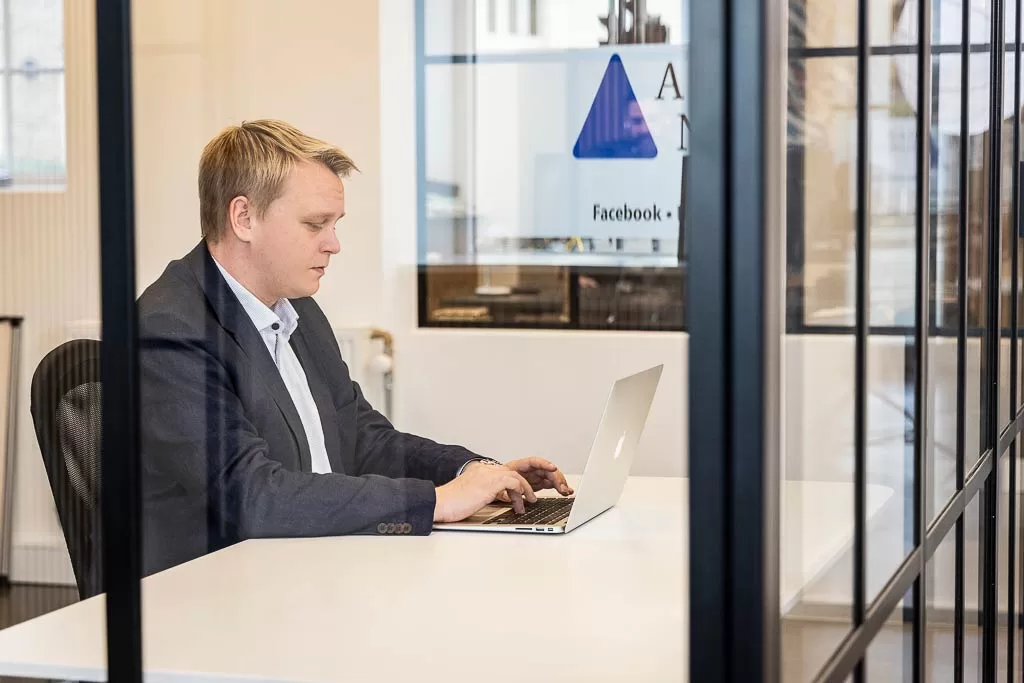 reputation specialist kommunikerer med kunde reputation specialist kommunikerer med kunde