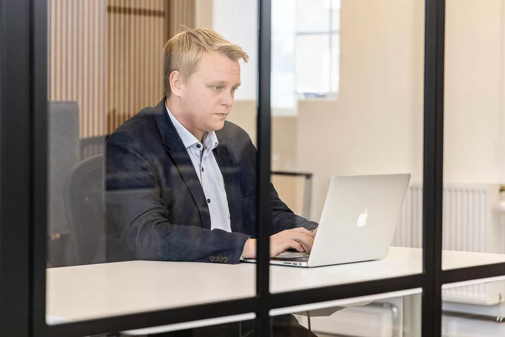 reputation specialist kommunikerer med kunde reputation specialist kommunikerer med kunde