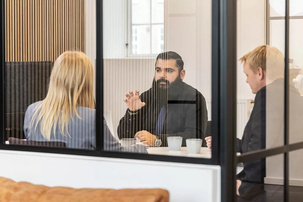 reputation specialister i møde